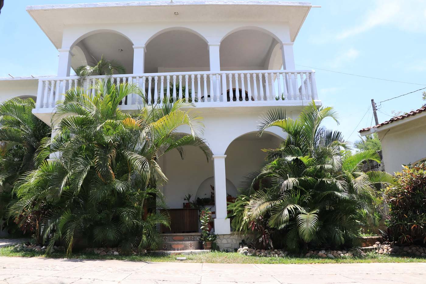 Fachada frontal con los portales característicos que dan nombre al hotel