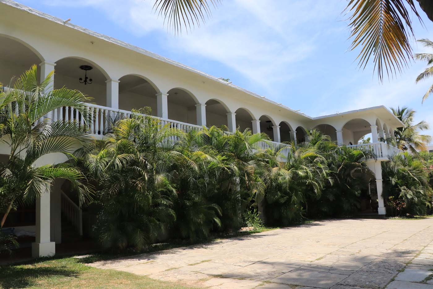 Hotel Los Portales - Vista panorámica de la fachada completa con sus característicos arcos